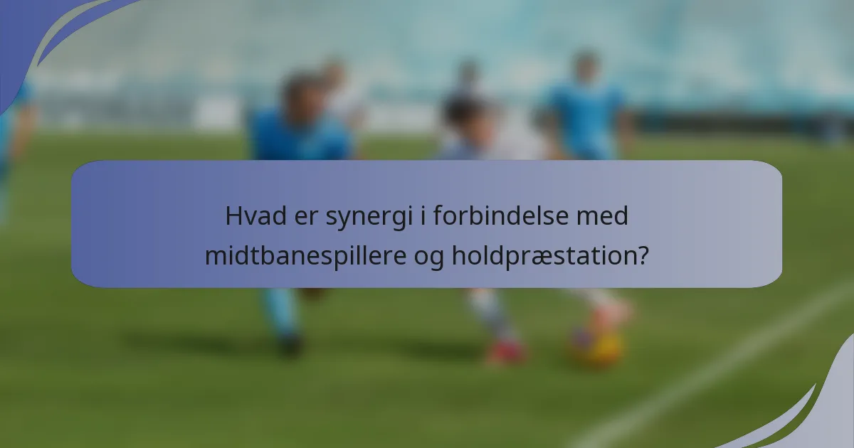 Hvad er synergi i forbindelse med midtbanespillere og holdpræstation?